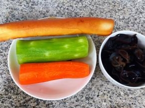 准备原材料莴笋和胡萝卜去皮、素鸡、泡发好的木耳