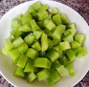 莴笋切成小方块状