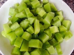 莴笋切成小方块状