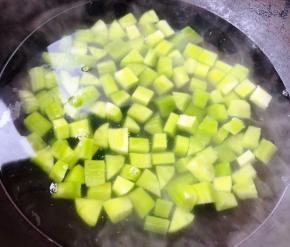 锅中烧开水放入莴笋焯水断生后立即放入冷水过凉沥干水份