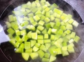 锅中烧开水放入莴笋焯水断生后立即放入冷水过凉沥干水份