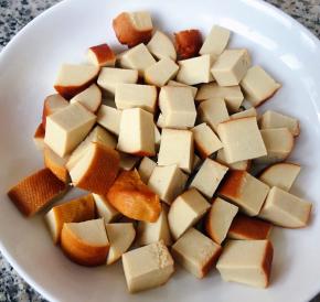 素鸡切成小方块状