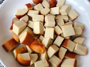 素鸡切成小方块状