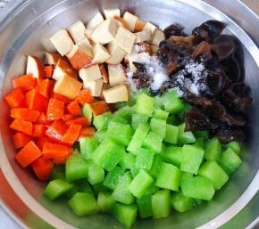 放入调味料盐、糖、醋、香油、麻油、味精