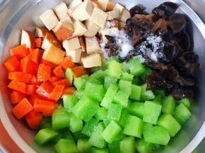 放入调味料盐、糖、醋、香油、麻油、味精