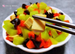 素鸡入口香浓混搭莴笋的清香脆爽就是完美的搭配