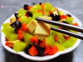 素鸡入口香浓混搭莴笋的清香脆爽就是完美的搭配