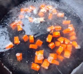 胡萝卜同样切成小块放入开水中焯水断发后立即放入冷水中过凉再沥干水份