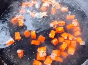 胡萝卜同样切成小块放入开水中焯水断发后立即放入冷水中过凉再沥干水份