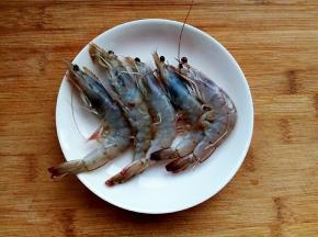 去掉虾泥和虾线，清洗干净。