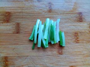 小葱洗净，葱白切段。