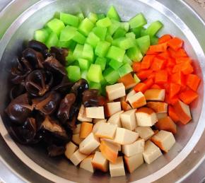 莴笋、胡萝卜、素鸡、木耳放入容器中