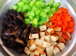 莴笋、胡萝卜、素鸡、木耳放入容器中
