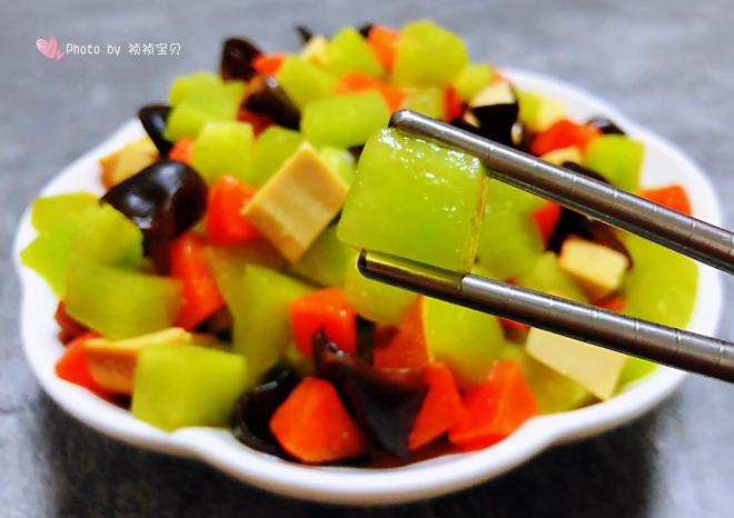 莴笋拌素鸡胡萝卜木耳