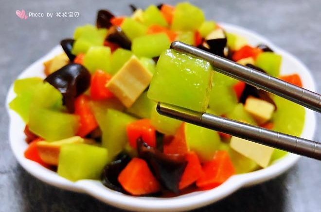 莴笋拌素鸡胡萝卜木耳