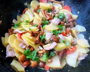 放入盐和味精调味均匀最后撒上香菜提鲜即可出锅享用