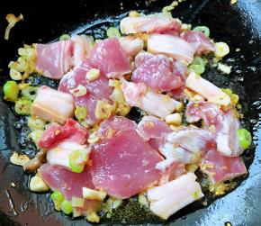 锅中倒入底油加热放入葱姜蒜爆香再放入鲜肉
