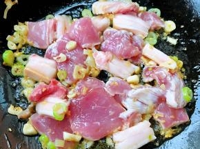 锅中倒入底油加热放入葱姜蒜爆香再放入鲜肉