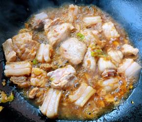 放入一品鲜酱油炒至虾肉变色