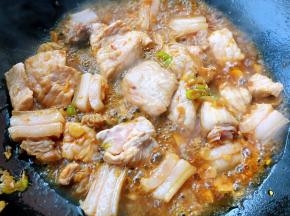 放入一品鲜酱油炒至虾肉变色