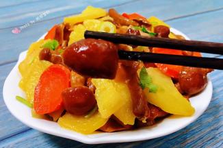 滑子蘑炒土豆片装入盘中搭配玉米、鸡肉串、水果一起吃好享受哦滑子蘑营养丰富入口鲜嫩爽滑