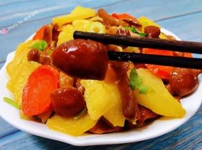 滑子蘑炒土豆片装入盘中搭配玉米、鸡肉串、水果一起吃好享受哦滑子蘑营养丰富入口鲜嫩爽滑