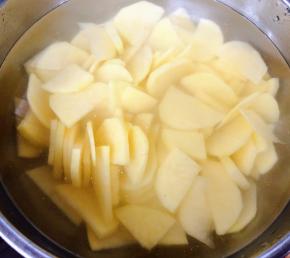 土豆切片在清水中浸泡十分钟去除淀粉后洗净