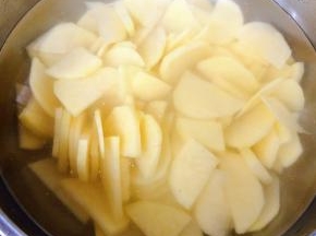 土豆切片在清水中浸泡十分钟去除淀粉后洗净
