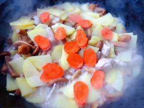 放入胡萝卜翻炒一下可以添加适量清水炖一下更加入味