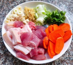 鲜肉、胡萝卜切片葱、姜、蒜、香菜切好备用