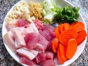 鲜肉、胡萝卜切片葱、姜、蒜、香菜切好备用