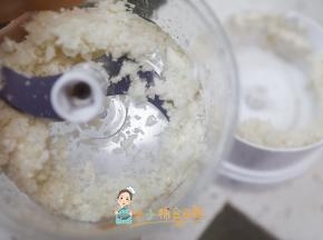 用拉拉神器切碎，也可以用刀切碎，这个比较快，因为确实没有那么多时间折腾