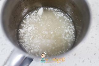 所有的米洗干净加入600g水就是六倍粥，然后放入蘑菇、肉松