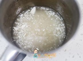 所有的米洗干净加入600g水就是六倍粥，然后放入蘑菇、肉松
