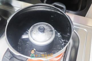 我用的是不锈钢杯子可以高压锅做，玻璃杯不行，盖上盖子