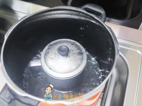 我用的是不锈钢杯子可以高压锅做，玻璃杯不行，盖上盖子