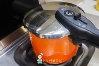 等高压锅上汽以后，小火15分钟关火即可，非常快