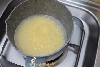 锅里水煮开后放入小米煮3-5分钟，不需要煮到全熟