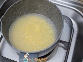 锅里水煮开后放入小米煮3-5分钟，不需要煮到全熟
