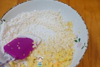 放入小米轻轻的裹上一层面粉，一定要轻不然小米会压成一坨