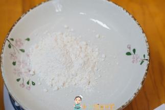 碗里放入45g面粉