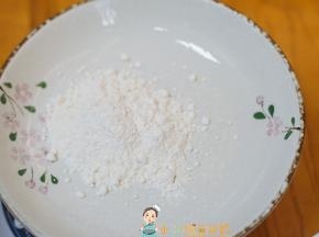碗里放入45g面粉