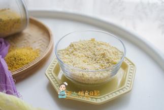 这个粒粒面里的小米是半生熟的还没有全熟，全熟太软了容易裹的时候不小心就压坏了