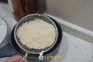 最后用一个干燥的筛子把裹好的小米筛掉多余的面粉，密封冷冻随用随取，放心不会变成一坨冰块