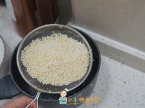 最后用一个干燥的筛子把裹好的小米筛掉多余的面粉，密封冷冻随用随取，放心不会变成一坨冰块