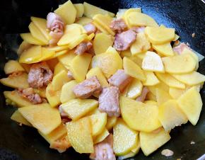 放入土豆片大火快速翻炒均匀