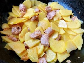 放入土豆片大火快速翻炒均匀