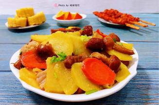 滑子蘑炒土豆片装入盘中搭配玉米、鸡肉串、水果一起吃好享受哦
