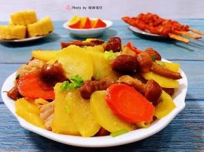滑子蘑炒土豆片装入盘中搭配玉米、鸡肉串、水果一起吃好享受哦