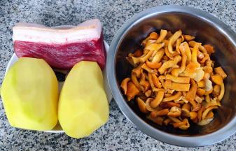 准备滑子蘑、土豆去皮、鲜肉
